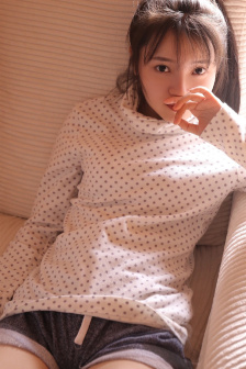 野外吮她的花蒂两男一女